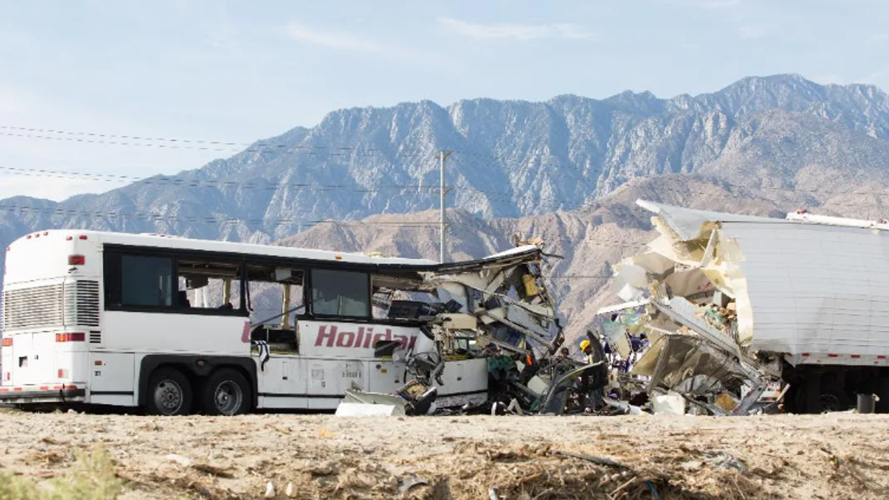 Tur otobüsü, kargo kamyonuyla çarpıştı: 19 ölü