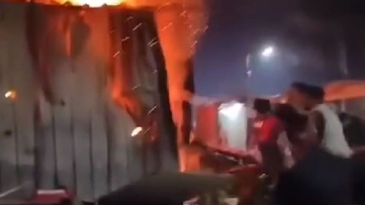 Hatay'da depremzedelerin yaşadığı konteyner kentte yangın