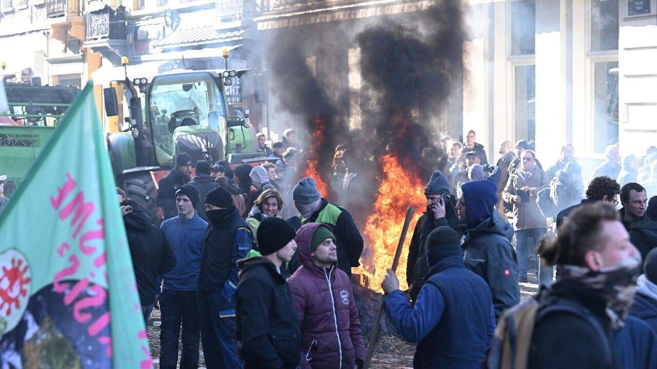 Avrupalı Çiftçiler, AB Zirvesini ablukaya aldı