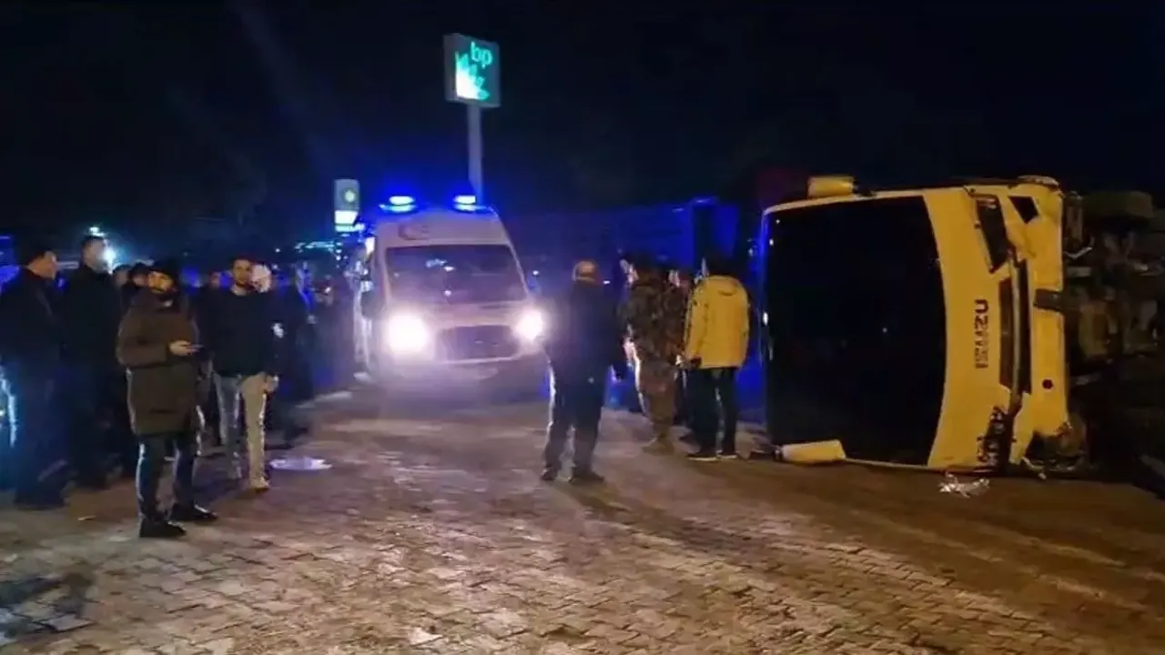 Çevik Kuvvet minibüsü devrildi: 11 yaralı