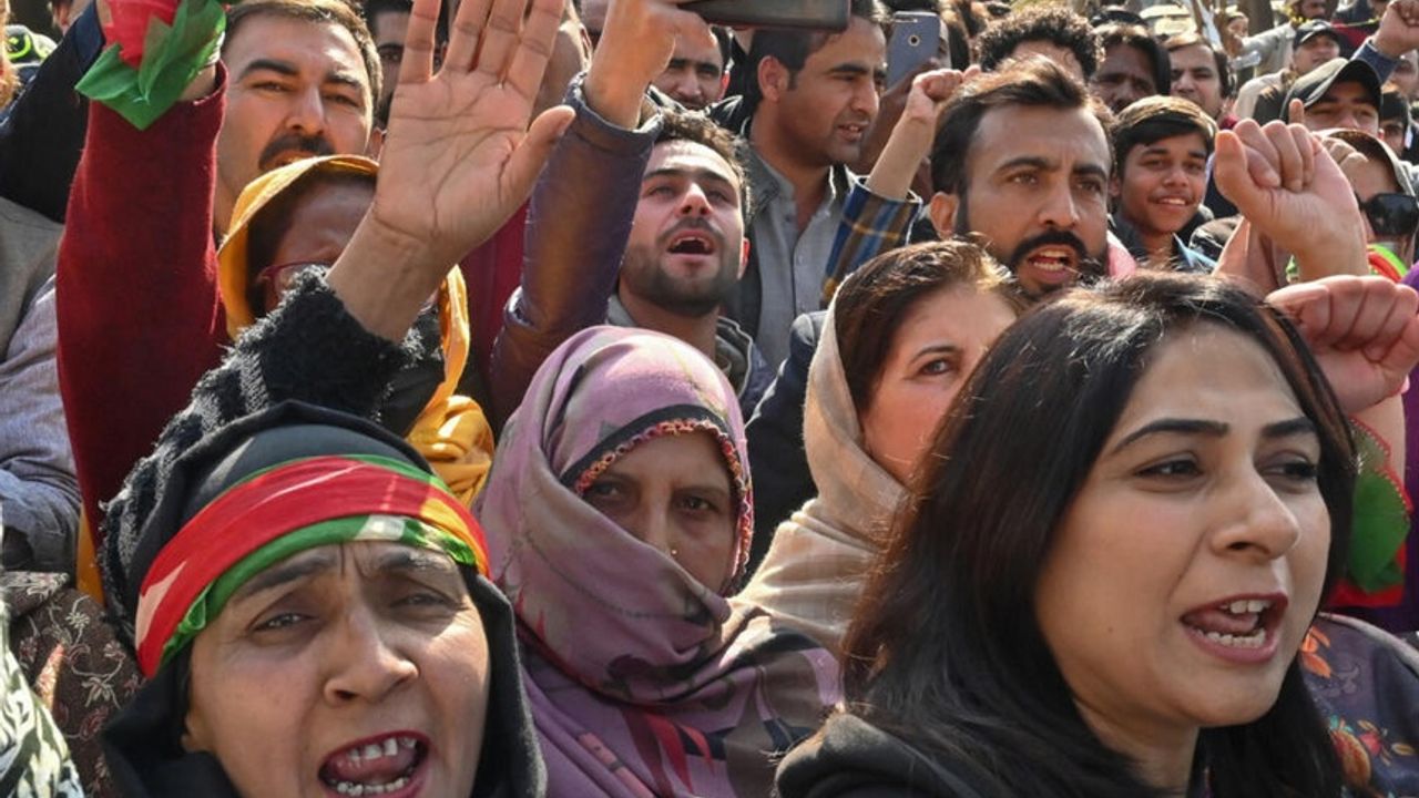 Pakistan'da siyasi krizi: Partiler protestolara başladı