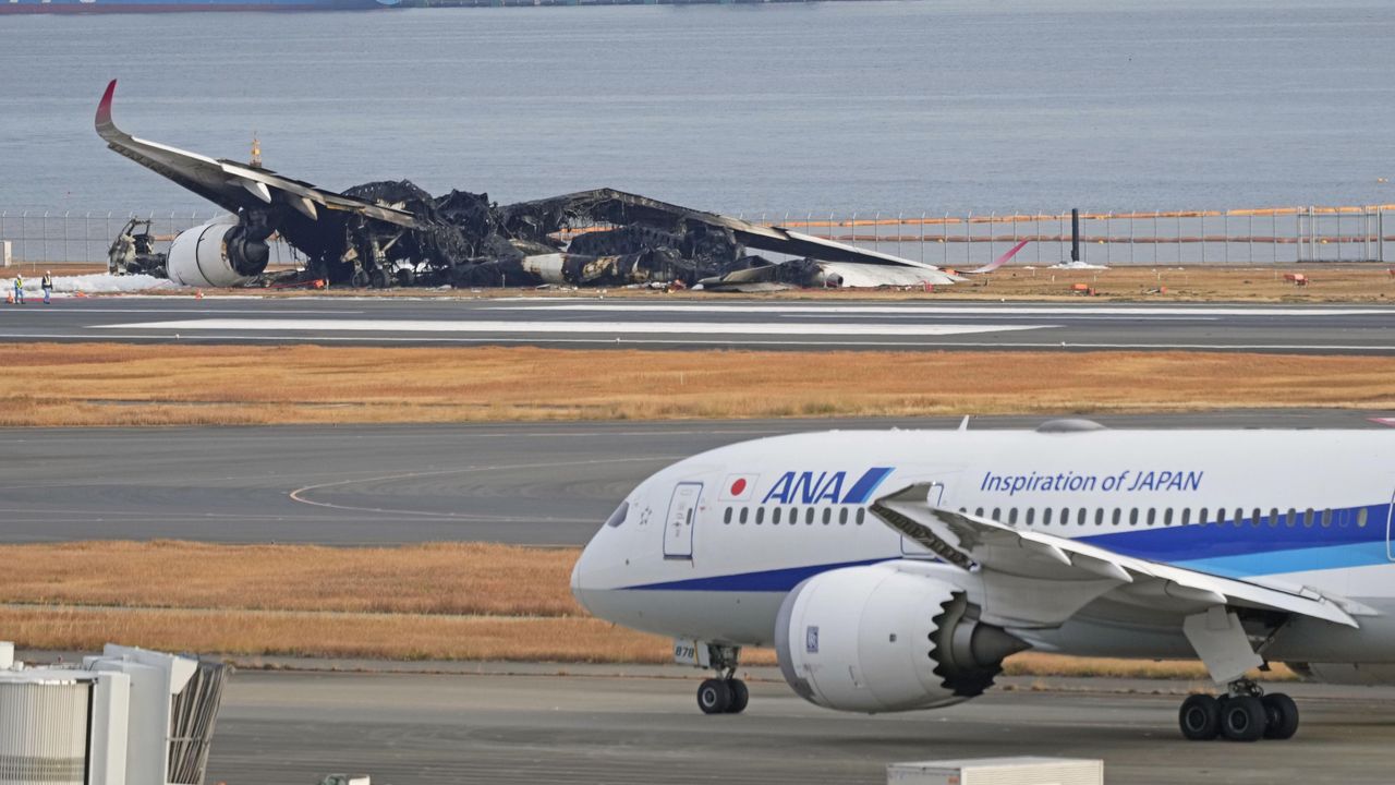 Japonya'da feci kaza: İki yolcu uçağı çarpıştı