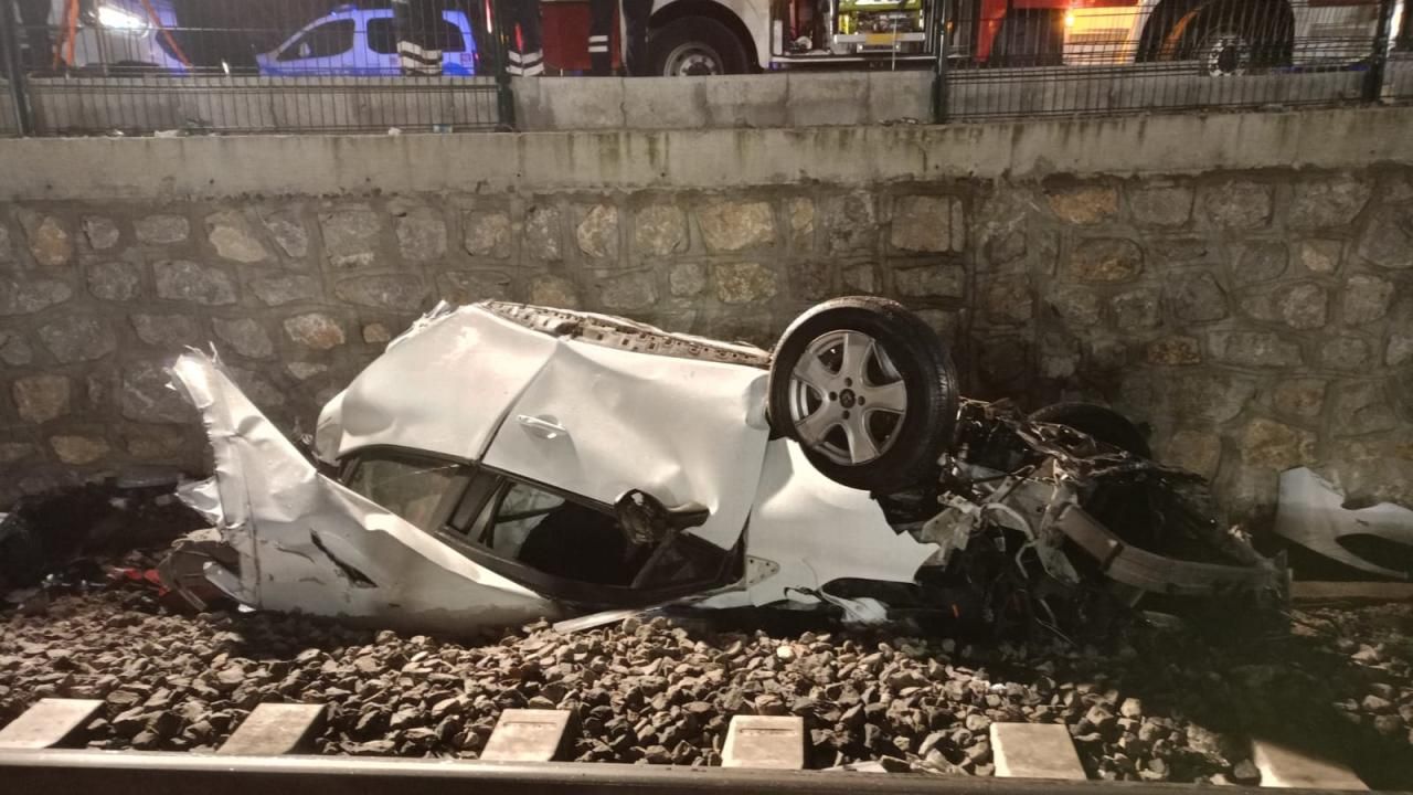 Ankara'da feci kaza: Otomobil ikiye bölünüp köprüden düştü