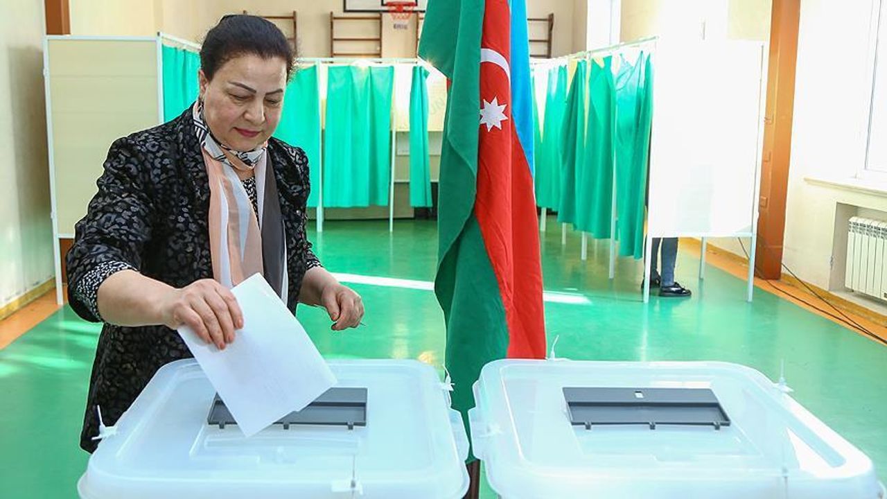 Azerbaycan bugün sandık başında: Yeni cumhurbaşkanı seçilecek
