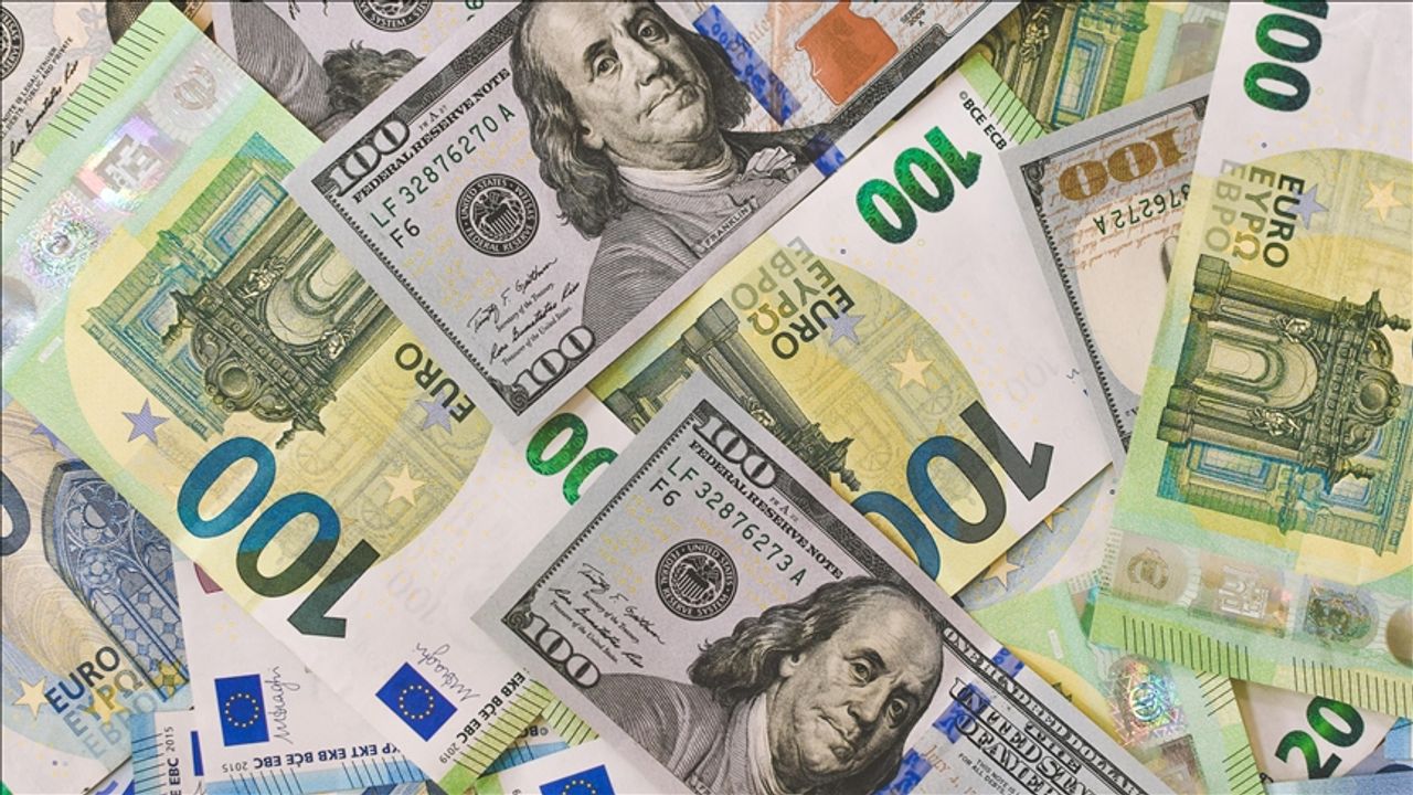 Dolar ve euro zirveyi korumaya devam ediyor
