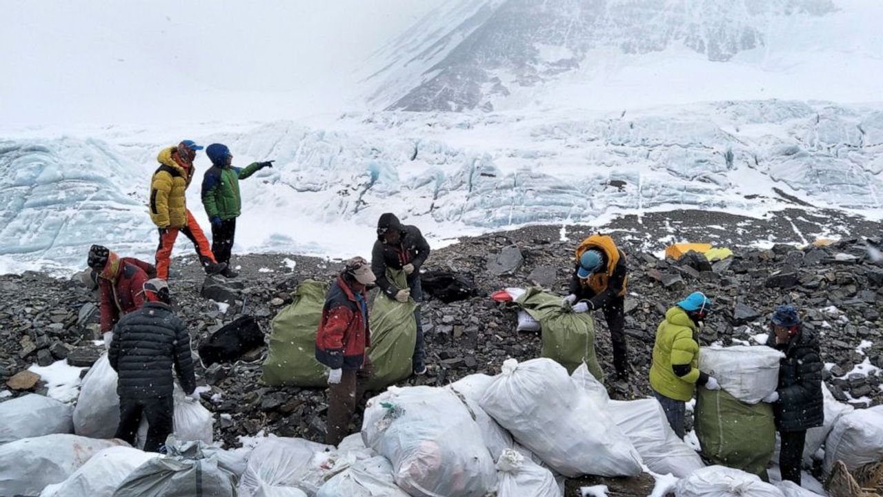 Everest Dağı 'açık tuvalete' dönüştü: Tuvalet torbaları kullanılacak