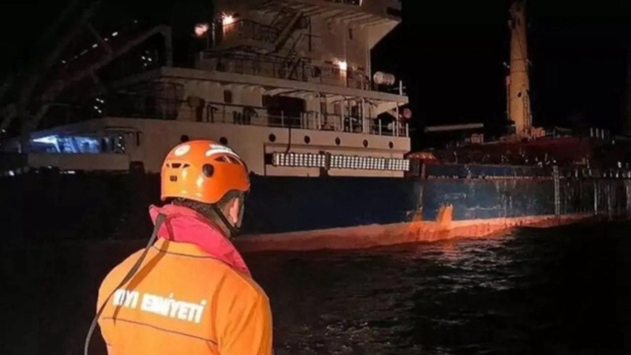 İstanbul Boğazı'nda feci kaza: İki gemi çarpıştı