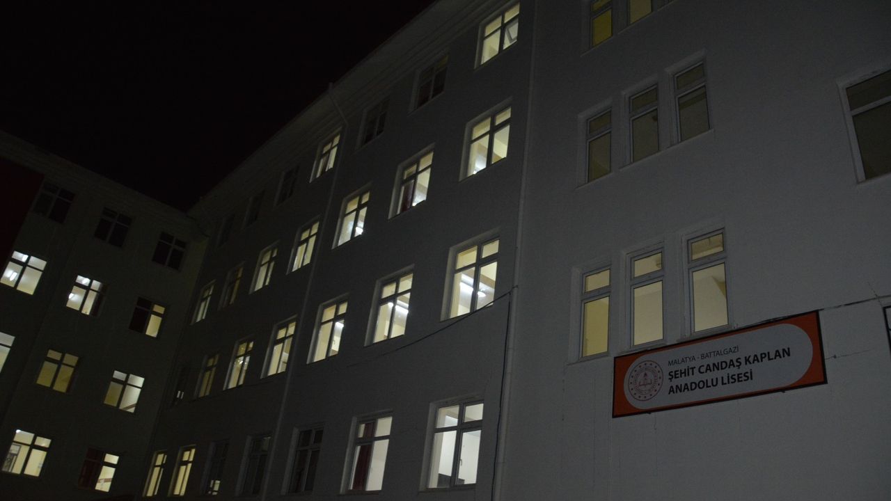 Malatya'daki okullar 04.17'de ışık saçtı