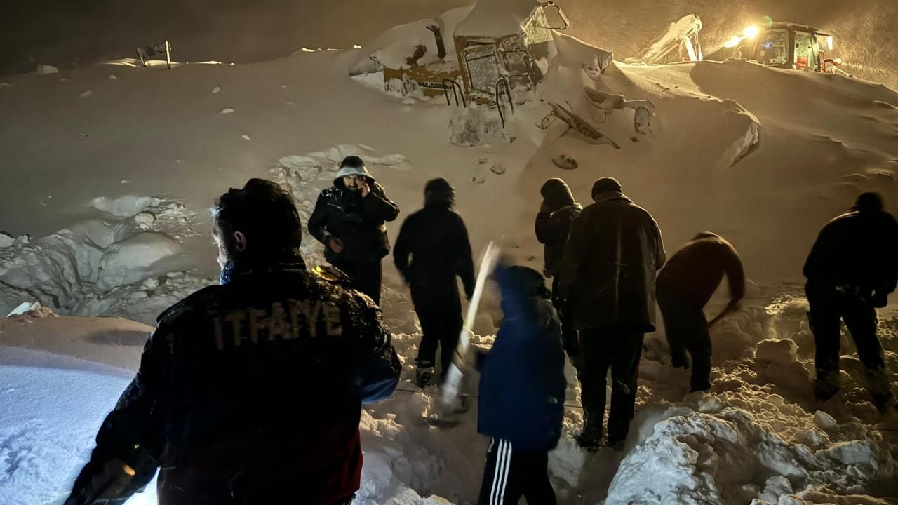 Rize'de çığ düştü: Operatör karın altında kaldı