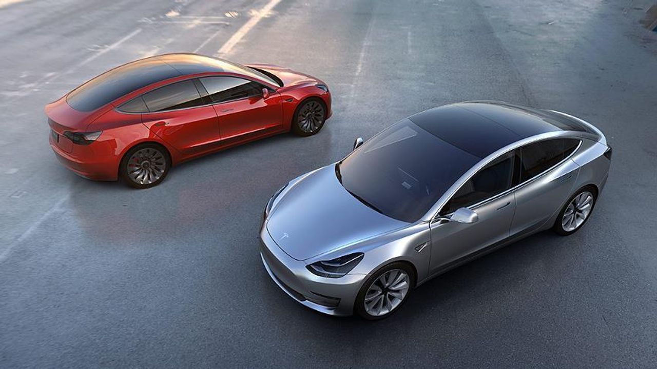 Tesla'da uyarı ışığı sorunu: Milyonlarca aracını geri çağırıyor
