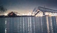 ABD'de kargo gemisinin çarptığı köprü parçalara ayrıldı