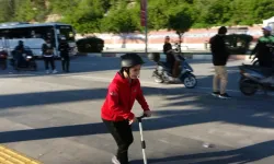 Oyuncak scooter'lı minikten büyüklerine ders