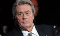 Oyuncu Alain Delon'un evinden 72 tane silah çıktı!