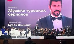 Burak Özçivit'te Moskova'daki konser salonundaydı