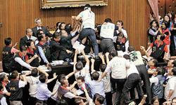 Tayvan Meclisi'nde ortalık savaş alanına döndü
