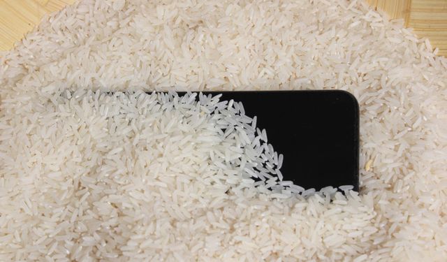 Suya düşen telefonu pirinç gerçekten kurtarır mı?