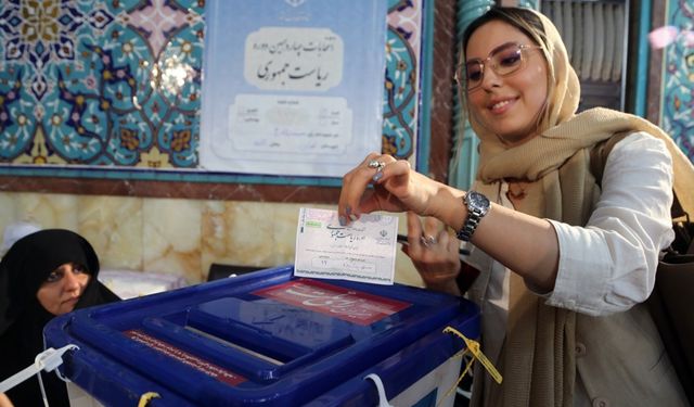 İran seçimlerinde "Türklüğümle iftihar ediyorum" diyen Pezeşkiyan önde