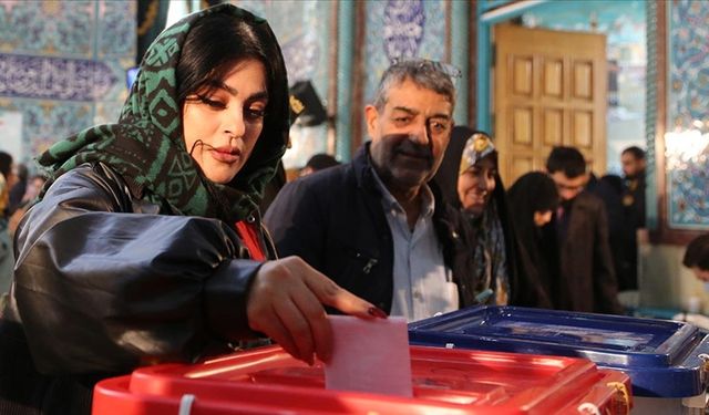 İran'da 14. Dönem Cumhurbaşkanlığı Seçimleri için halk sandık başında
