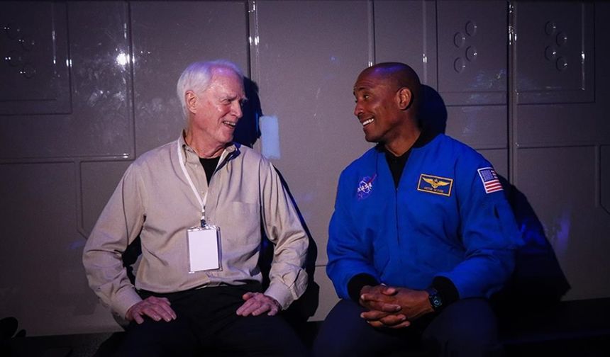 Artemis II pilotu Glover ve 1969'da Ay'a giden astronot Schweickart, tecrübelerini paylaştı