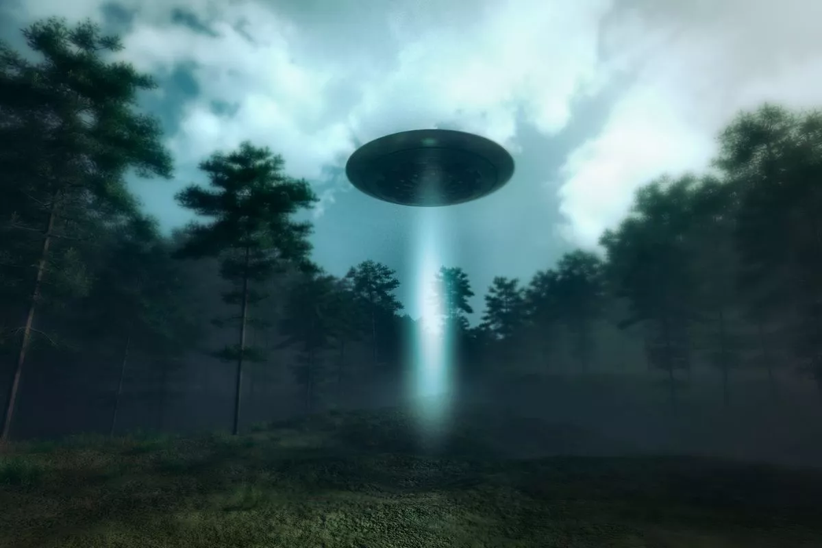 3_UFO-landing-in-the-forest-meadow