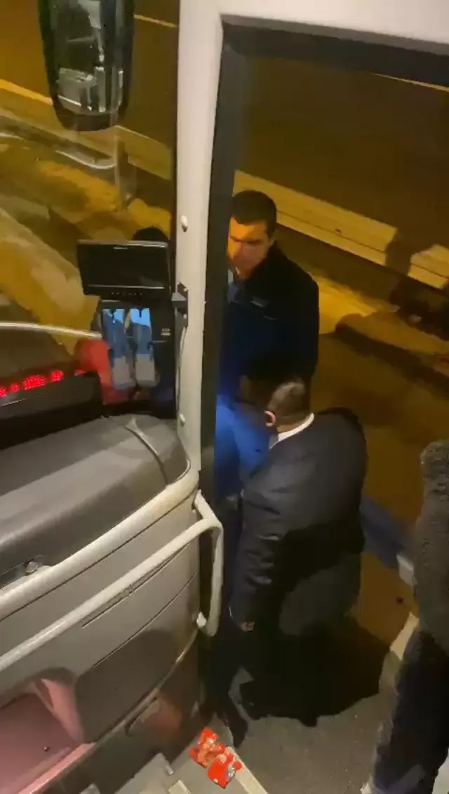 Otobüste Kıyamet Koptu Yaka Paça Dışarı Attılar Siren Haber