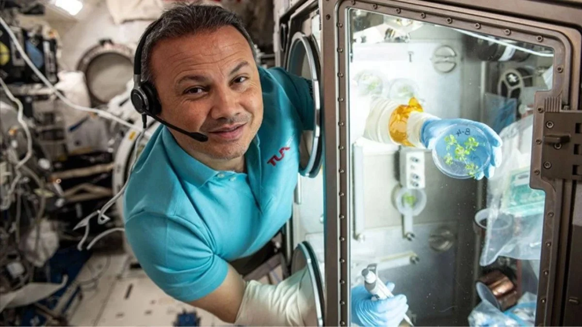 Bilim insanları ve astronotlar, Uluslararası Uzay İstasyonu sayesinde yıllardır uzayda çeşitli deneyler ve araştırmalar gerçekleştiriyor.

Uzay ajansları ve şirketler, önemli hazırlıklar yaparak Uluslararası Uzay İstasyonu'na (ISS) çeşitli uzay araçları ve astronot gönderiyor. Bu astronotlardan biri de Alper Gezeravcı.

Türkiye'nin ilk astronotu Alper Gezeravcı'nın da içinde bulunduğu AX-3 ekibi, 5 Şubat tarihinde istasyondan ayrılacak ve 12 saat süren yolculuktan sonra okyanusa iniş yapacak.
