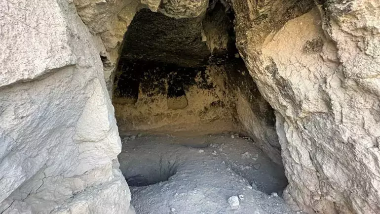 Burdur'da Tarihe Saygısızlık Oyma Mezarlar Defineciler Tarafından Harap Edildi Siren Haber-1