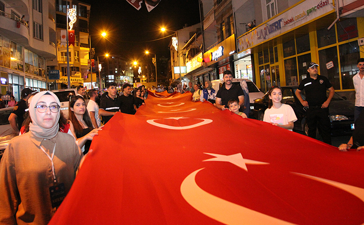 Ahlat’ta Türk Bayrağı Ve Meşalelerle Fener Alayı Düzenlendi Siren Haber 2